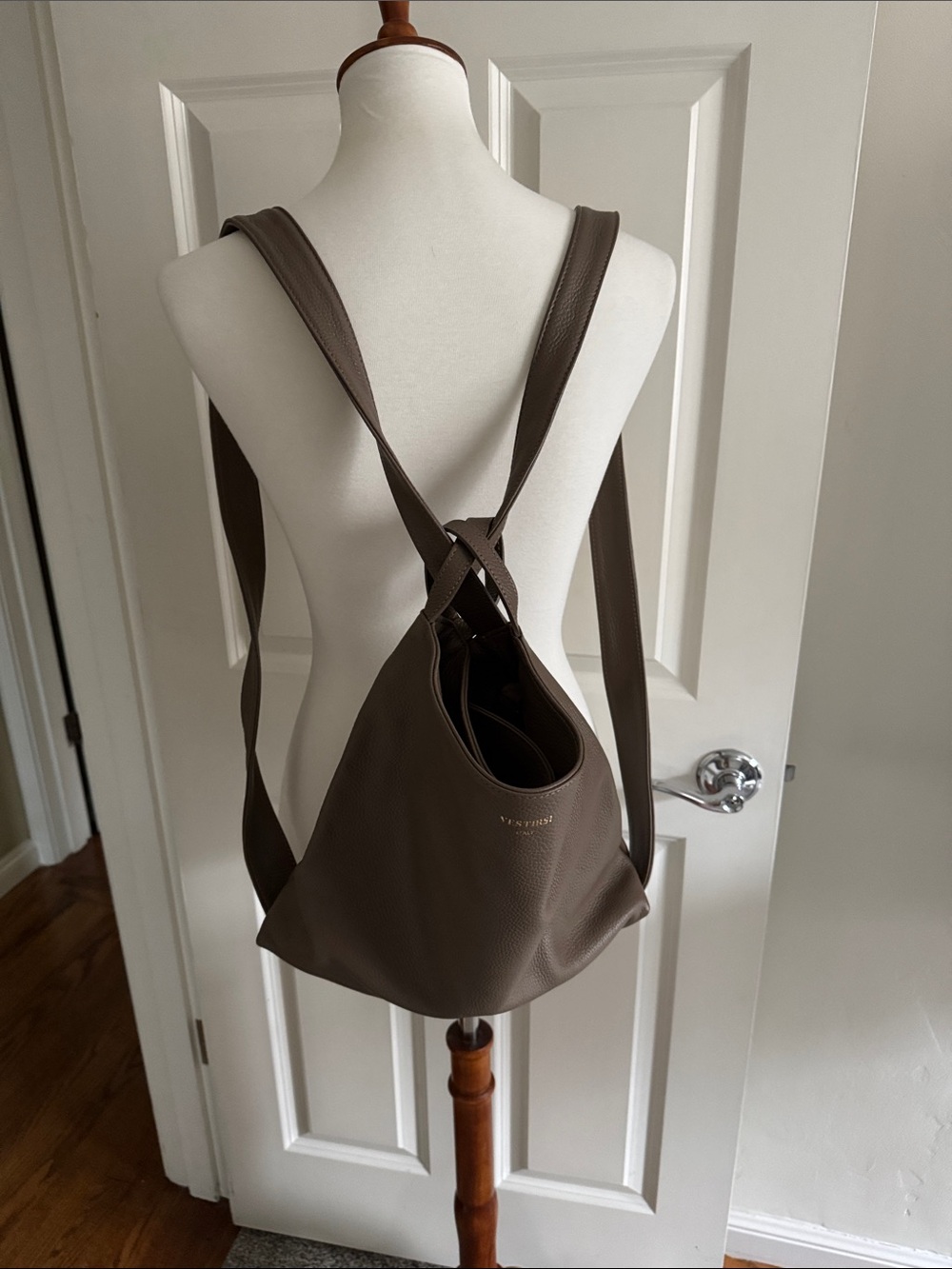 Italy Woman TAUPE Leather Tote/converts backpack Never Used - Picture 6 of 6